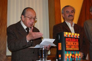 Luis Ramiro Beltran and Alfonso Gumucio at the launching in La Paz