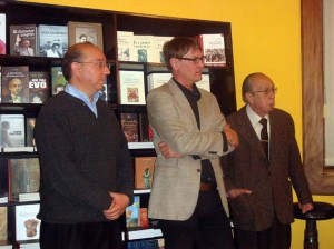 José Antonio Quiroga, Director de Plural, con Thomas Tufte y Luis Ramiro Beltrán
